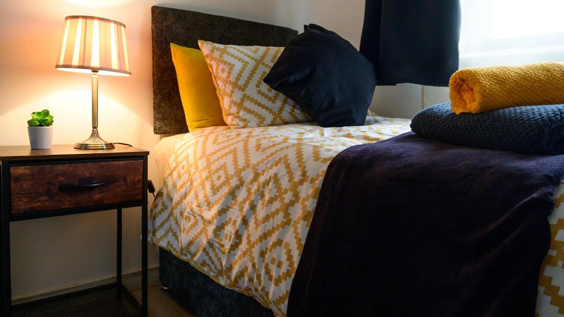 3Br,1 Bathroom,1 Shower,Cctv, Secure Free Parking,500Mb-Wi Fi,Netflix,Fully Equiped Kitchen,Perfect For Business Trip & Families Holiday Or Working Proffesionals-Long Term Just 5 Min From M1,10 Min To City Centre,Garden Furniture To Relaxing In The G Nottingham Casa de Férias