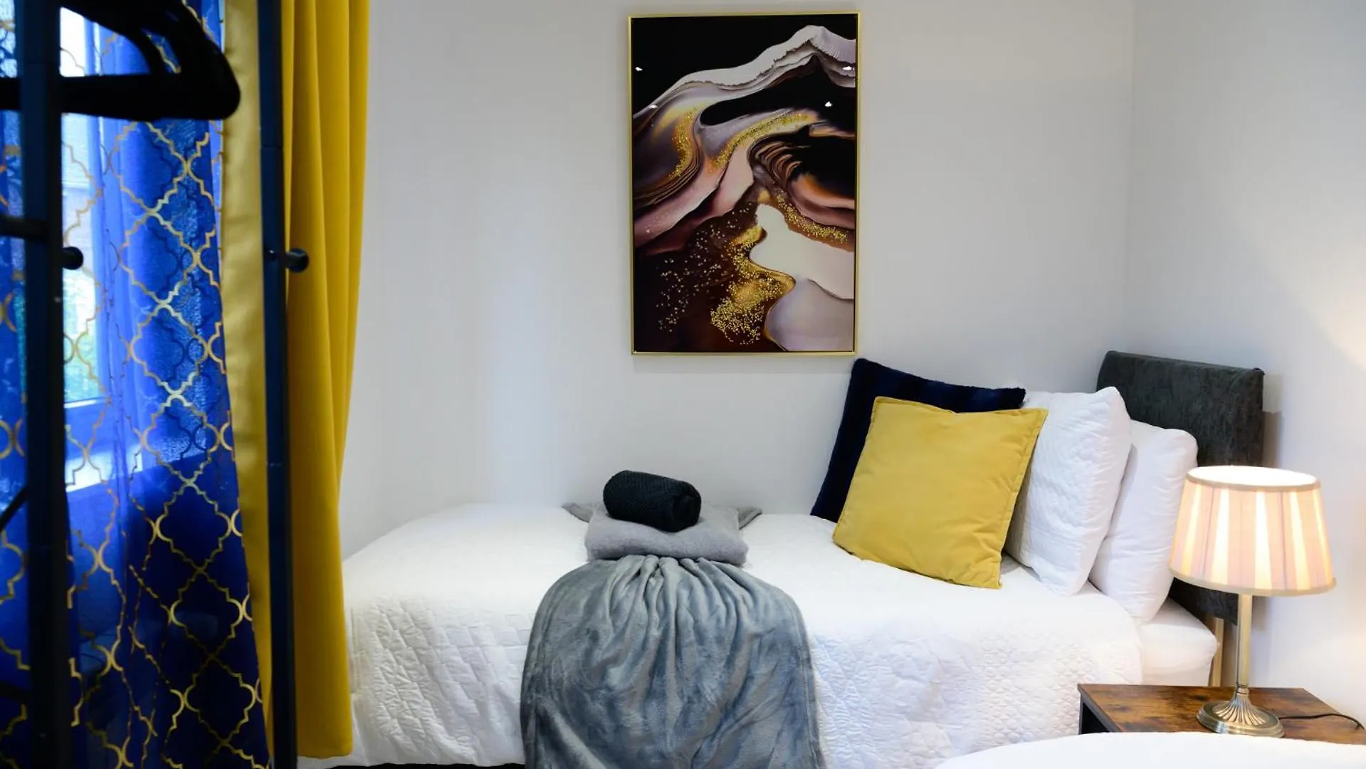 Casa de Férias 3Br,1 Bathroom,1 Shower,Cctv, Secure Free Parking,500Mb-Wi Fi,Netflix,Fully Equiped Kitchen,Perfect For Business Trip & Families Holiday Or Working Proffesionals-Long Term Just 5 Min From M1,10 Min To City Centre,Garden Furniture To Relaxing In The G Nottingham Reino Unido