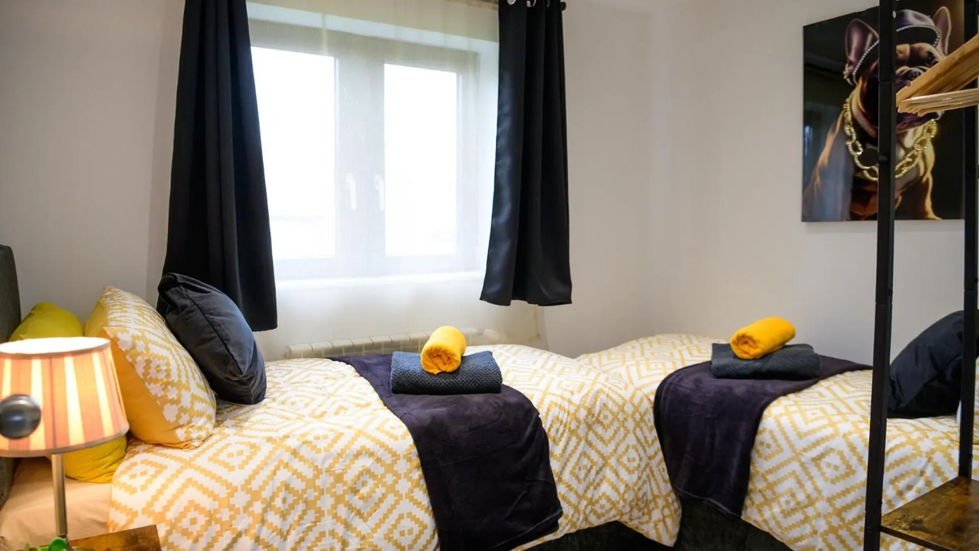 3Br,1 Bathroom,1 Shower,Cctv, Secure Free Parking,500Mb-Wi Fi,Netflix,Fully Equiped Kitchen,Perfect For Business Trip & Families Holiday Or Working Proffesionals-Long Term Just 5 Min From M1,10 Min To City Centre,Garden Furniture To Relaxing In The G Nottingham