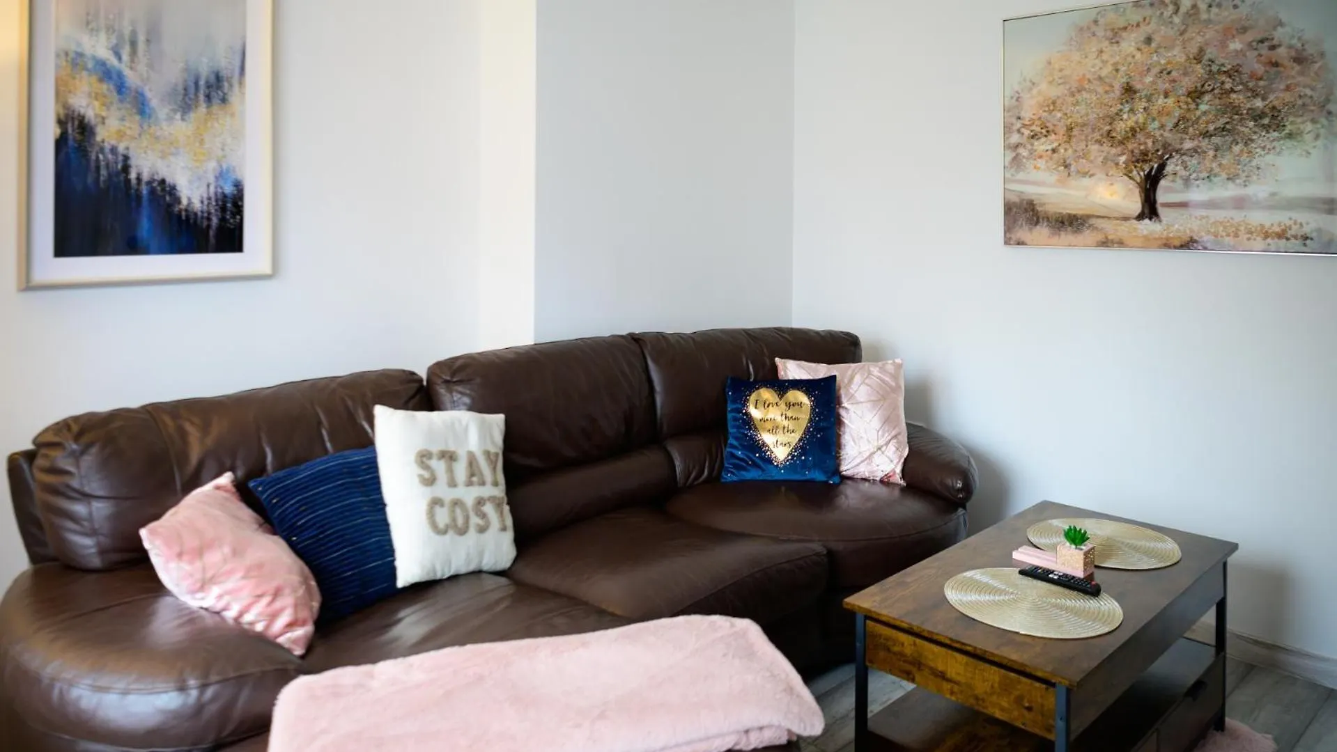 3Br,1 Bathroom,1 Shower,Cctv, Secure Free Parking,500Mb-Wi Fi,Netflix,Fully Equiped Kitchen,Perfect For Business Trip & Families Holiday Or Working Proffesionals-Long Term Just 5 Min From M1,10 Min To City Centre,Garden Furniture To Relaxing In The G Nottingham 0*,  Reino Unido