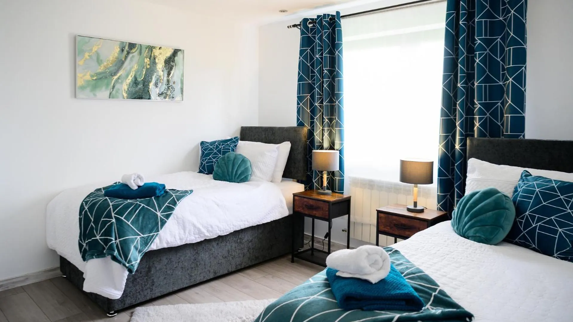 3Br,1 Bathroom,1 Shower,Cctv, Secure Free Parking,500Mb-Wi Fi,Netflix,Fully Equiped Kitchen,Perfect For Business Trip & Families Holiday Or Working Proffesionals-Long Term Just 5 Min From M1,10 Min To City Centre,Garden Furniture To Relaxing In The G Nottingham 0*,