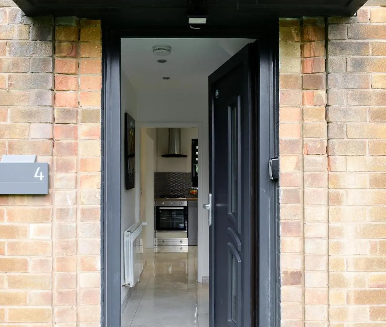 3Br,1 Bathroom,1 Shower,Cctv, Secure Free Parking,500Mb-Wi Fi,Netflix,Fully Equiped Kitchen,Perfect For Business Trip & Families Holiday Or Working Proffesionals-Long Term Just 5 Min From M1,10 Min To City Centre,Garden Furniture To Relaxing In The G Nottingham