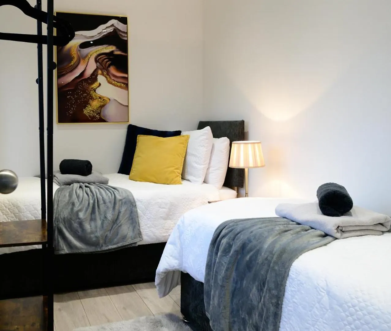 3Br,1 Bathroom,1 Shower,Cctv, Secure Free Parking,500Mb-Wi Fi,Netflix,Fully Equiped Kitchen,Perfect For Business Trip & Families Holiday Or Working Proffesionals-Long Term Just 5 Min From M1,10 Min To City Centre,Garden Furniture To Relaxing In The G Nottingham