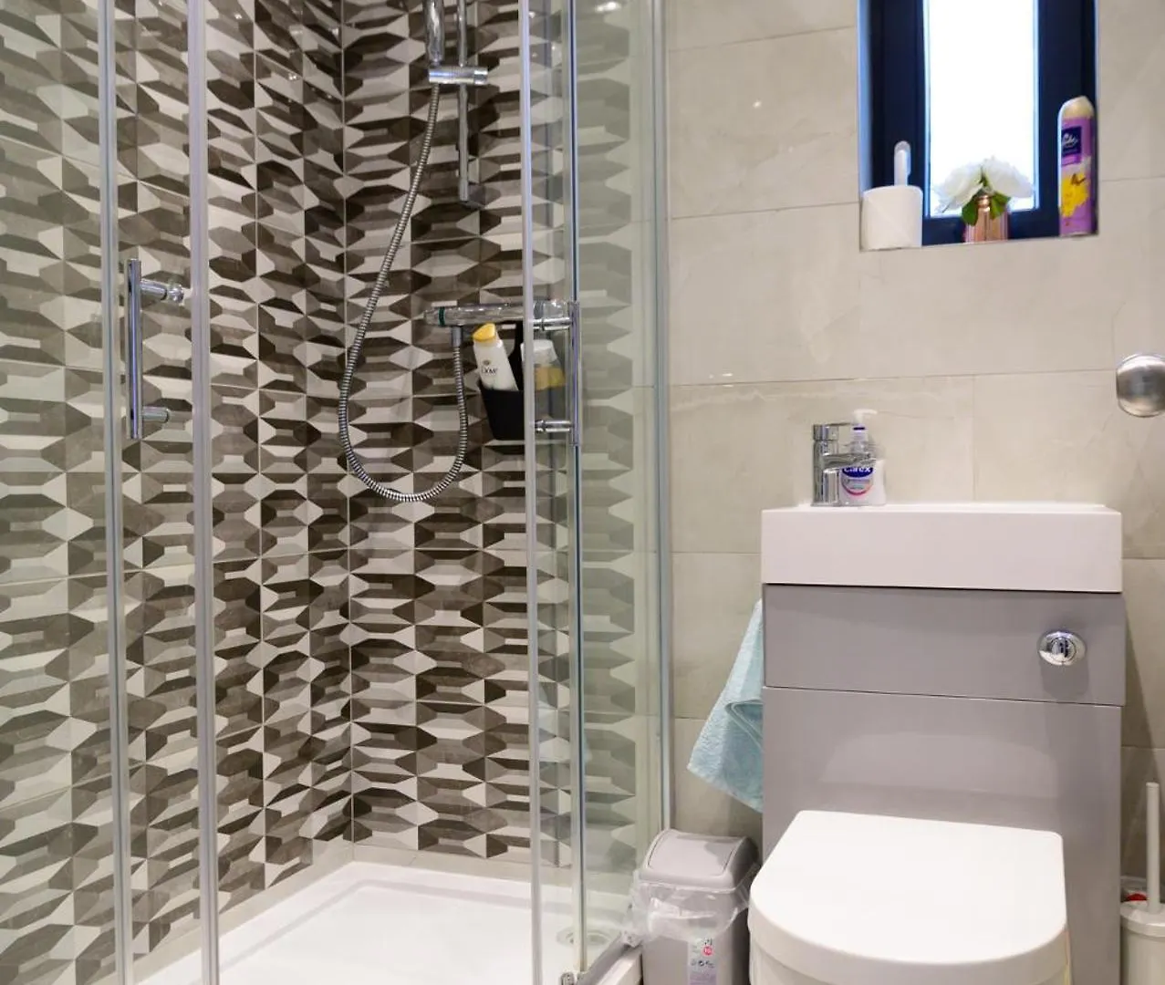 3Br,1 Bathroom,1 Shower,Cctv, Secure Free Parking,500Mb-Wi Fi,Netflix,Fully Equiped Kitchen,Perfect For Business Trip & Families Holiday Or Working Proffesionals-Long Term Just 5 Min From M1,10 Min To City Centre,Garden Furniture To Relaxing In The G Nottingham