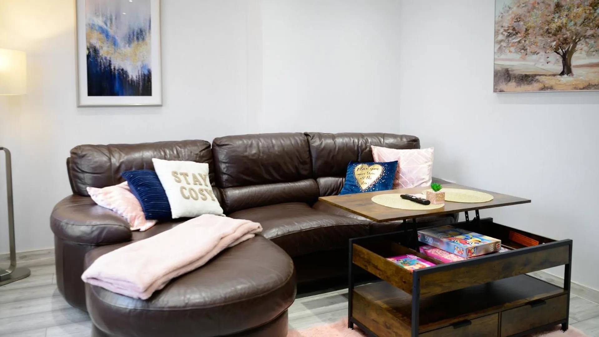 3Br,1 Bathroom,1 Shower,Cctv, Secure Free Parking,500Mb-Wi Fi,Netflix,Fully Equiped Kitchen,Perfect For Business Trip & Families Holiday Or Working Proffesionals-Long Term Just 5 Min From M1,10 Min To City Centre,Garden Furniture To Relaxing In The G Nottingham Reino Unido