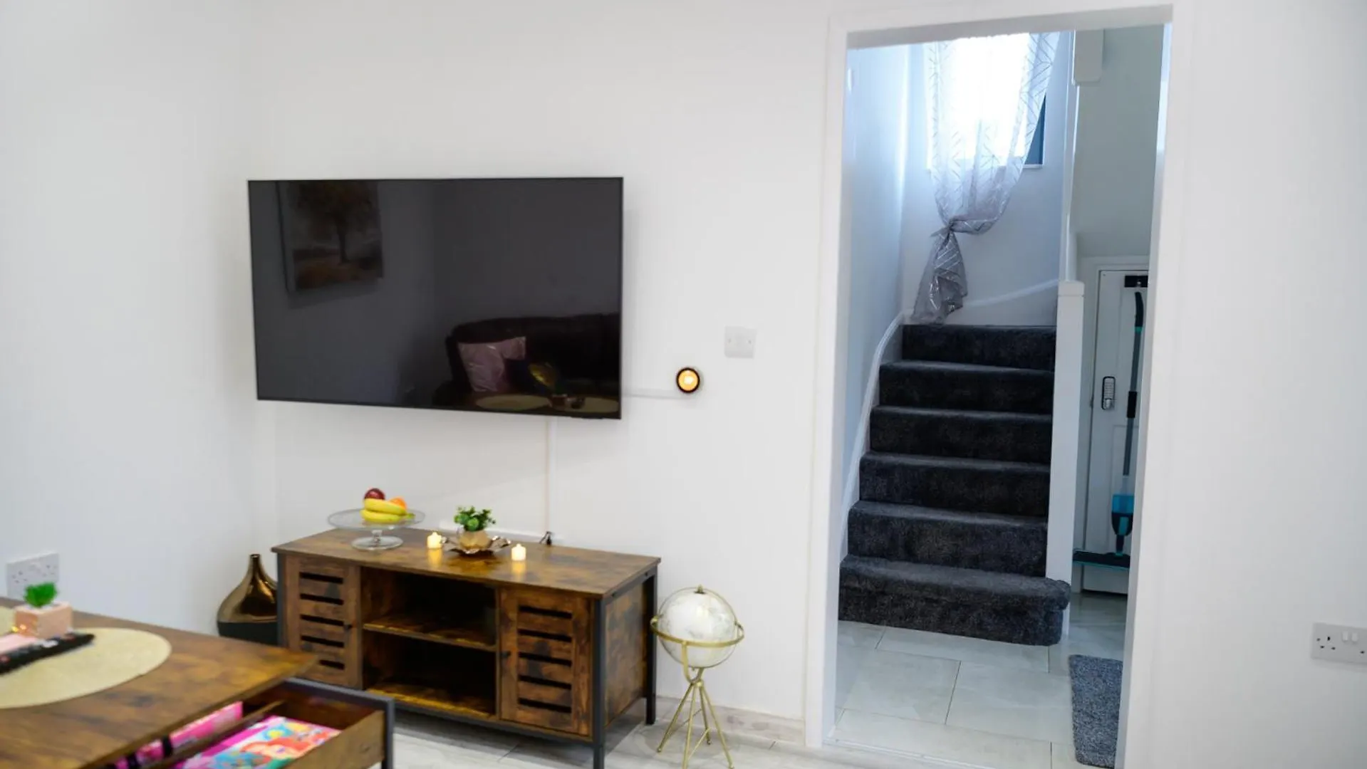 3Br,1 Bathroom,1 Shower,Cctv, Secure Free Parking,500Mb-Wi Fi,Netflix,Fully Equiped Kitchen,Perfect For Business Trip & Families Holiday Or Working Proffesionals-Long Term Just 5 Min From M1,10 Min To City Centre,Garden Furniture To Relaxing In The G Nottingham 0*,  Reino Unido