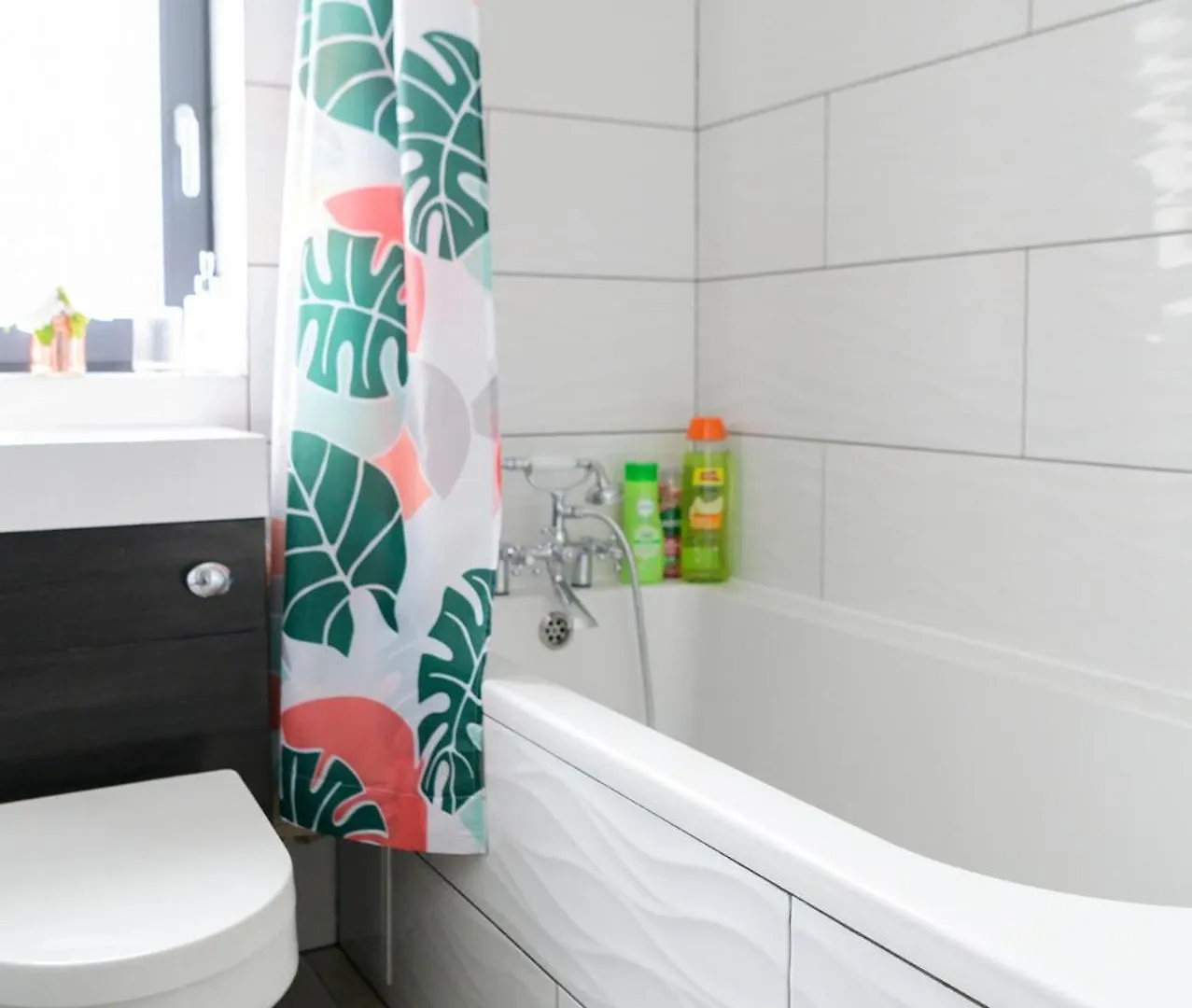 Casa de Férias 3Br,1 Bathroom,1 Shower,Cctv, Secure Free Parking,500Mb-Wi Fi,Netflix,Fully Equiped Kitchen,Perfect For Business Trip & Families Holiday Or Working Proffesionals-Long Term Just 5 Min From M1,10 Min To City Centre,Garden Furniture To Relaxing In The G Nottingham