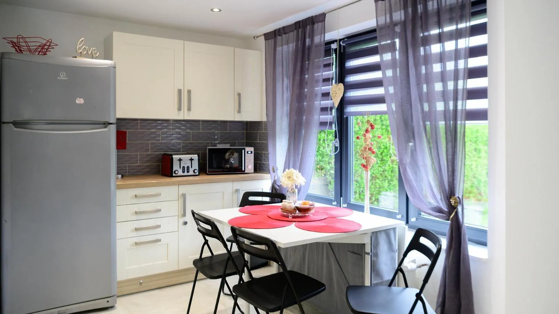 3Br,1 Bathroom,1 Shower,Cctv, Secure Free Parking,500Mb-Wi Fi,Netflix,Fully Equiped Kitchen,Perfect For Business Trip & Families Holiday Or Working Proffesionals-Long Term Just 5 Min From M1,10 Min To City Centre,Garden Furniture To Relaxing In The G Nottingham Casa de Férias