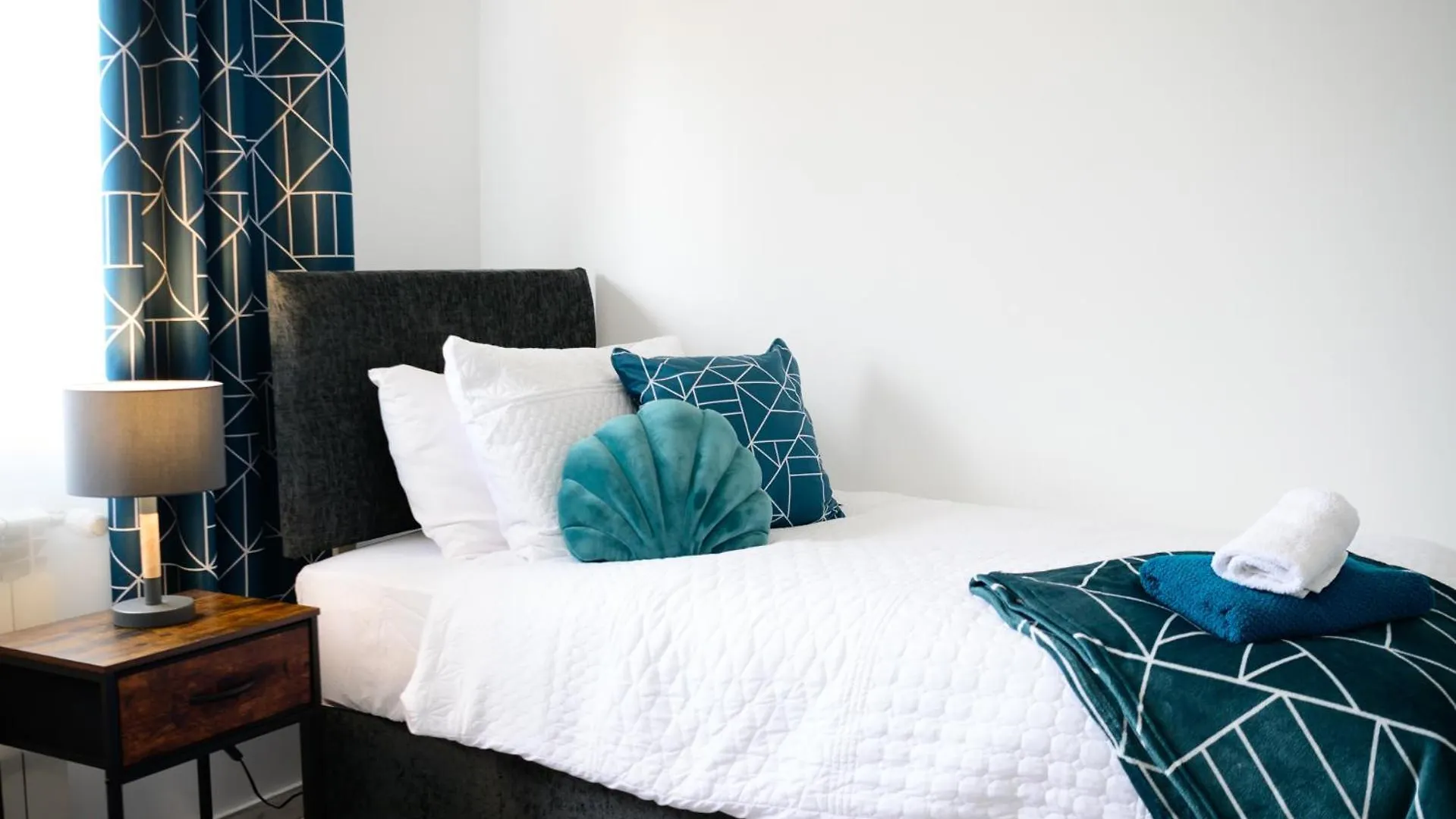 Casa de Férias 3Br,1 Bathroom,1 Shower,Cctv, Secure Free Parking,500Mb-Wi Fi,Netflix,Fully Equiped Kitchen,Perfect For Business Trip & Families Holiday Or Working Proffesionals-Long Term Just 5 Min From M1,10 Min To City Centre,Garden Furniture To Relaxing In The G Nottingham Reino Unido