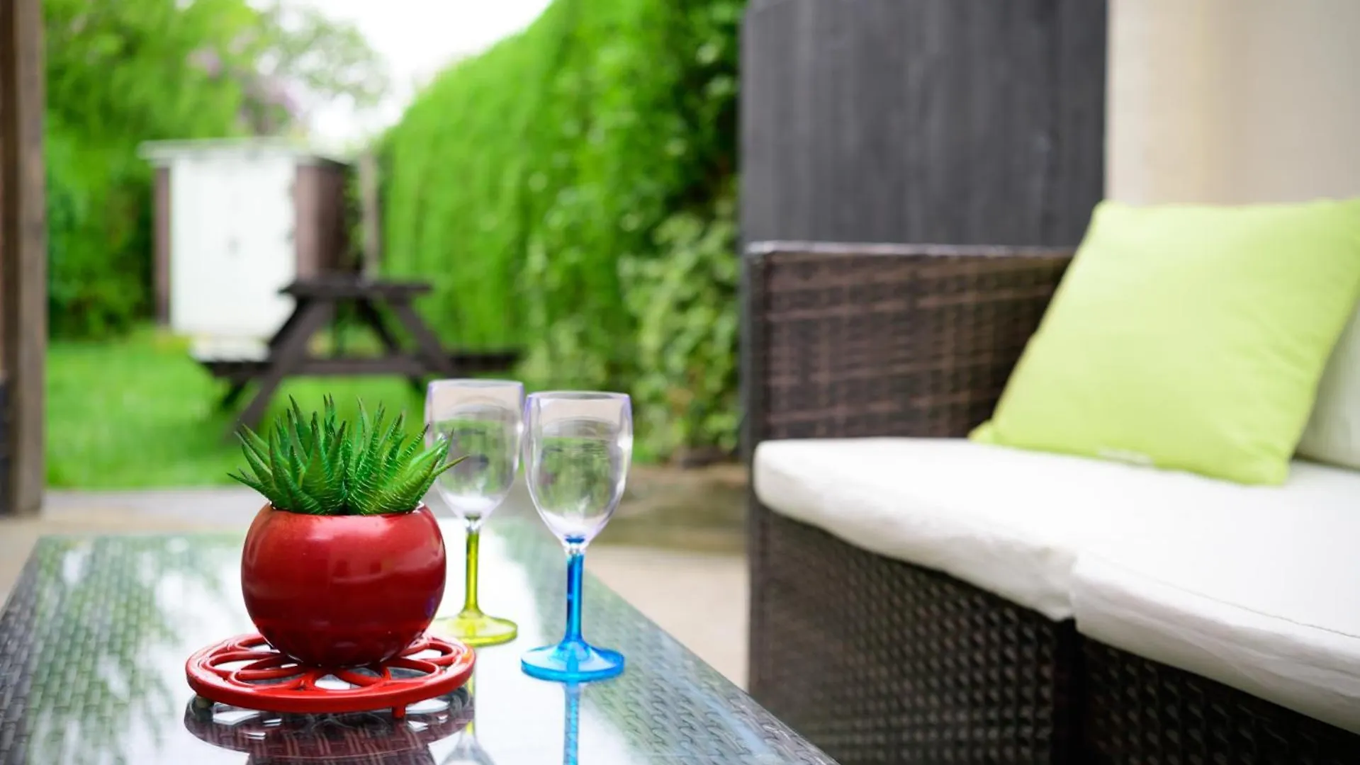 Casa de Férias 3Br,1 Bathroom,1 Shower,Cctv, Secure Free Parking,500Mb-Wi Fi,Netflix,Fully Equiped Kitchen,Perfect For Business Trip & Families Holiday Or Working Proffesionals-Long Term Just 5 Min From M1,10 Min To City Centre,Garden Furniture To Relaxing In The G Nottingham