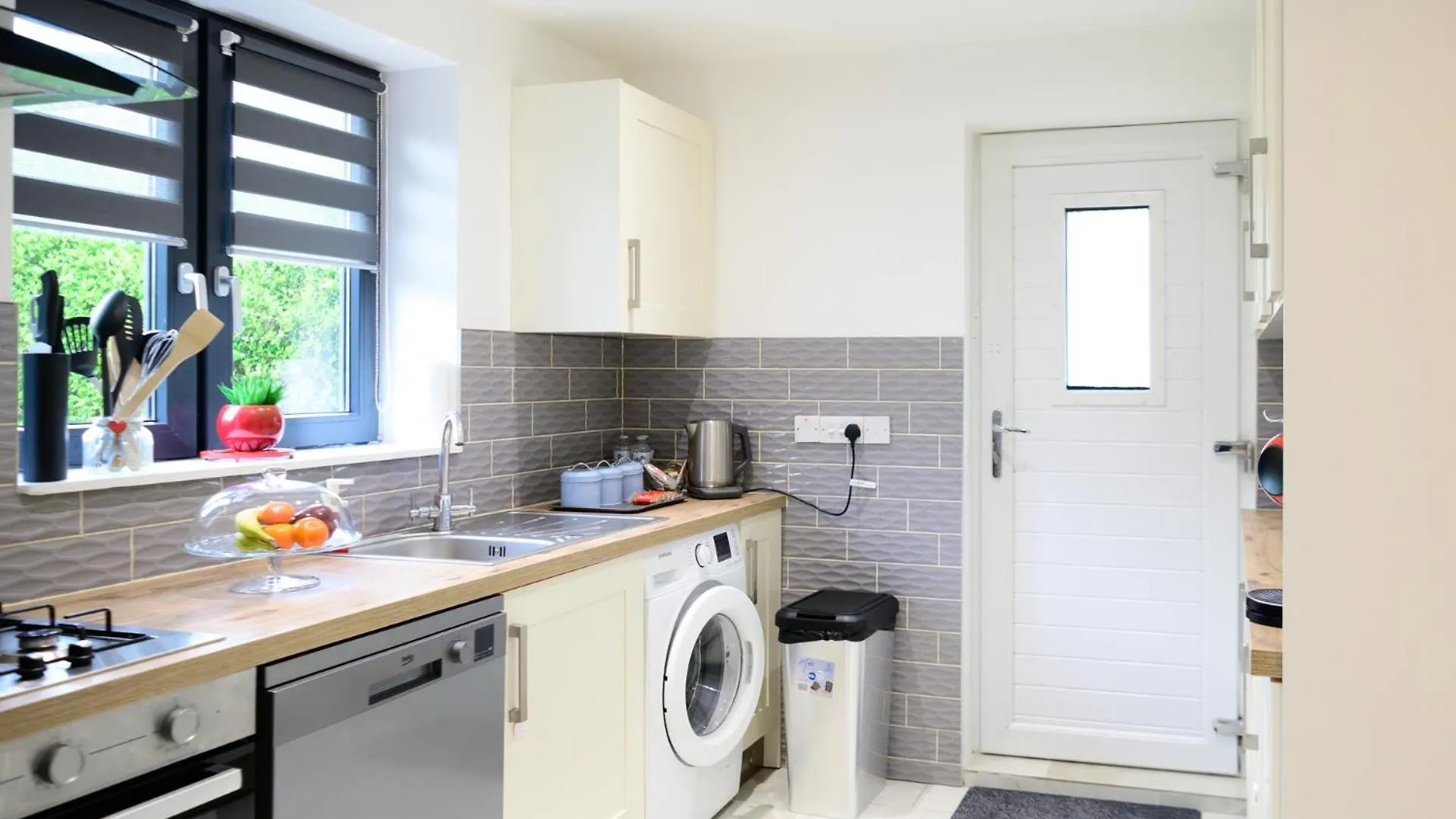 3Br,1 Bathroom,1 Shower,Cctv, Secure Free Parking,500Mb-Wi Fi,Netflix,Fully Equiped Kitchen,Perfect For Business Trip & Families Holiday Or Working Proffesionals-Long Term Just 5 Min From M1,10 Min To City Centre,Garden Furniture To Relaxing In The G Nottingham